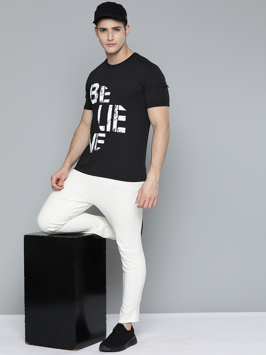 Alcis Men Black & White Typography Printed T-shirt (4)