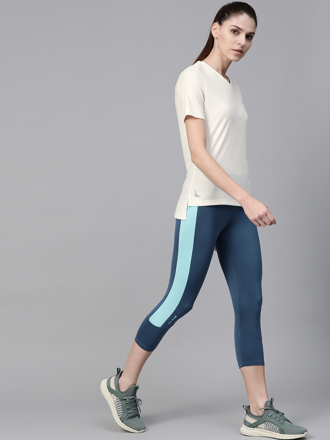 Alcis Women Off-White Solid V-Neck High-Low Training T-shirt (4)