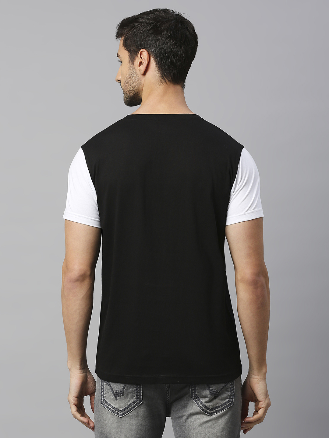 Juventus F.C. Men Black and White Colorblocked Logo Printed Round Neck Cotton T-shirt (2)