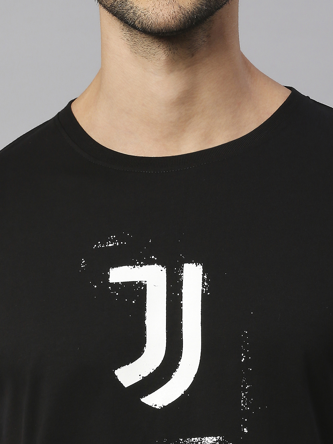 Juventus F.C. Men Black and White Colorblocked Logo Printed Round Neck Cotton T-shirt (6)