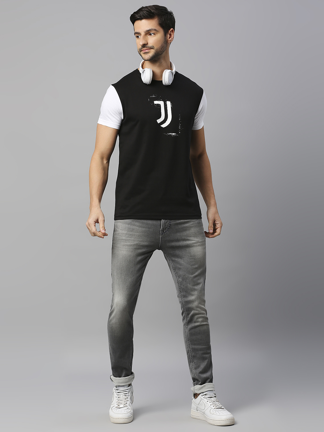 Juventus F.C. Men Black and White Colorblocked Logo Printed Round Neck Cotton T-shirt (5)