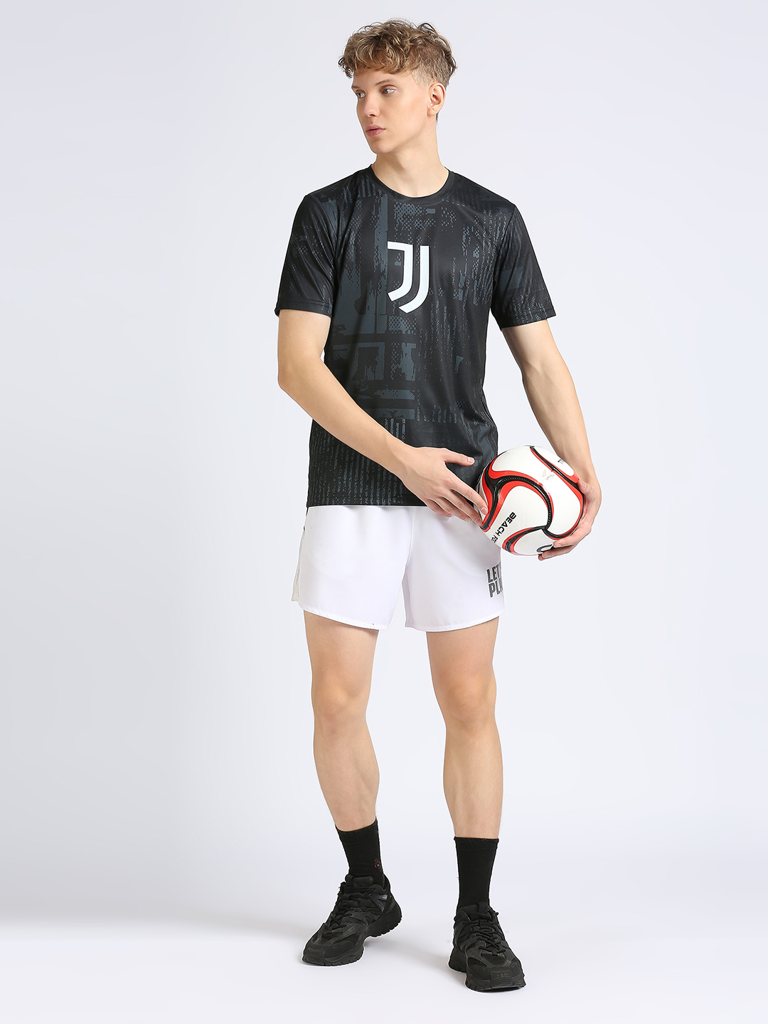 Juventus F.C. Men Black and White Typography Logo Printed Round Neck Cotton T-shirt (7)