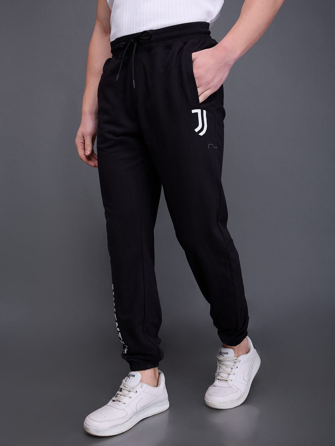 Juventus F.C. Men Black Printed Typography Mid-Rise Polycotton Joggers  (2)
