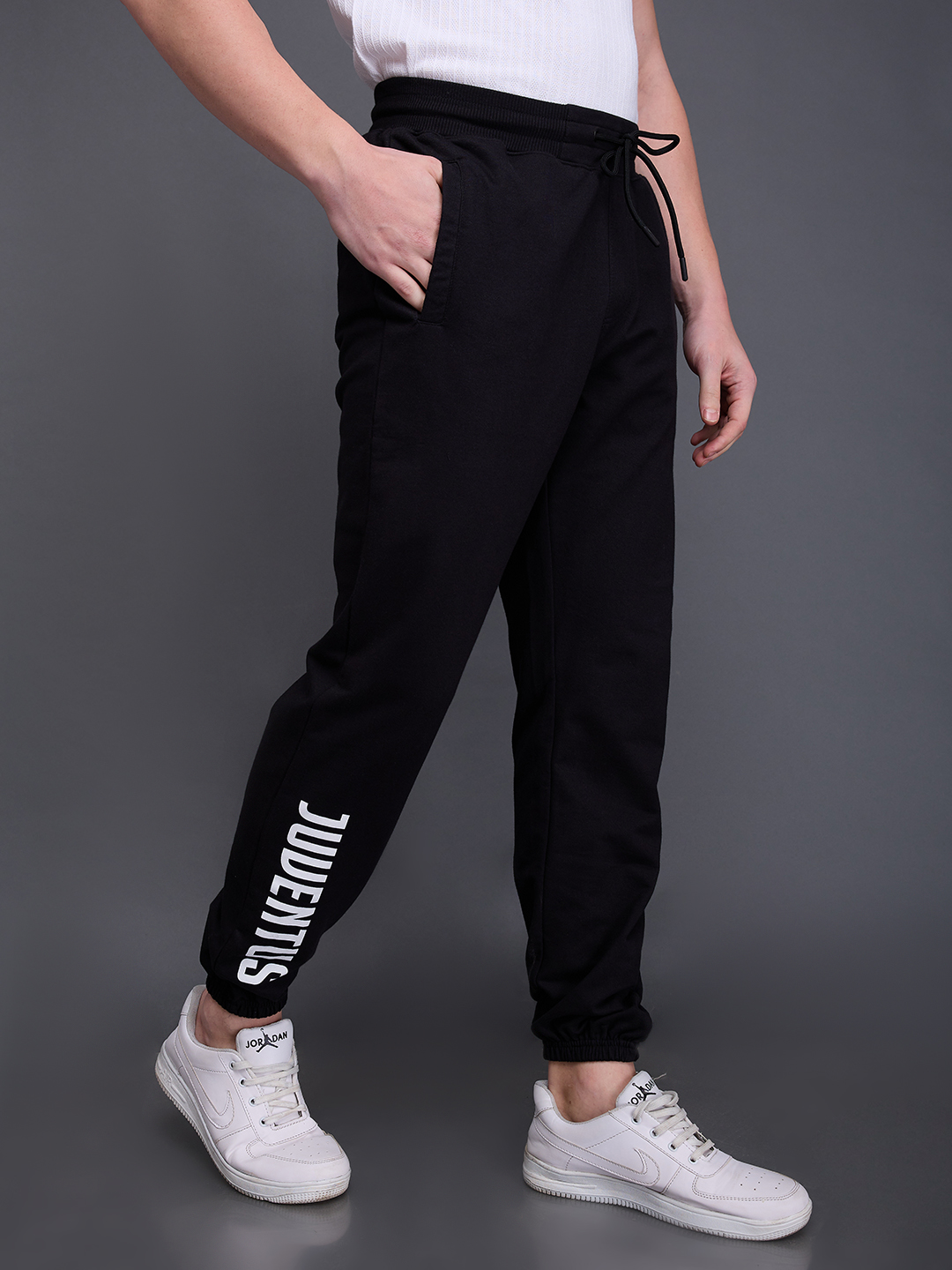 Juventus F.C. Men Black Printed Typography Mid-Rise Polycotton Joggers  (3)