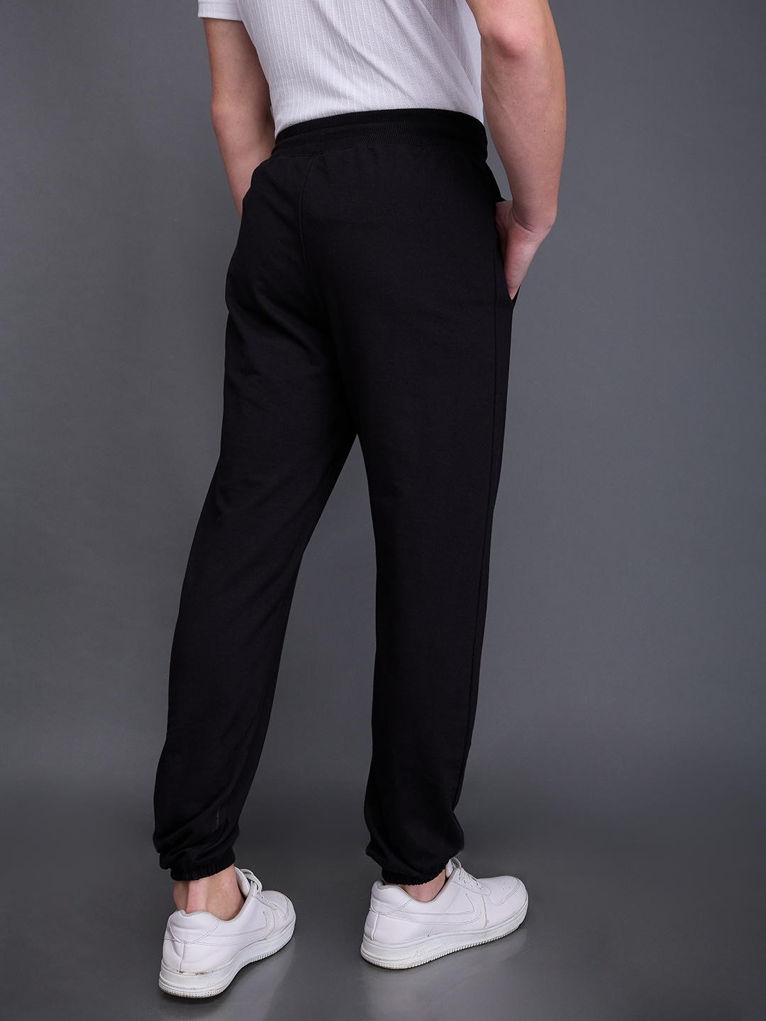 Juventus F.C. Men Black Printed Typography Mid-Rise Polycotton Joggers  (4)