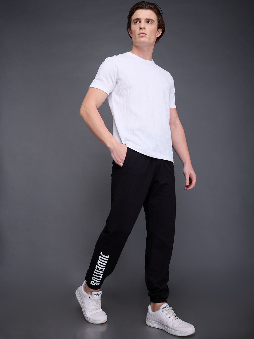 Juventus F.C. Men Black Printed Typography Mid-Rise Polycotton Joggers  (5)