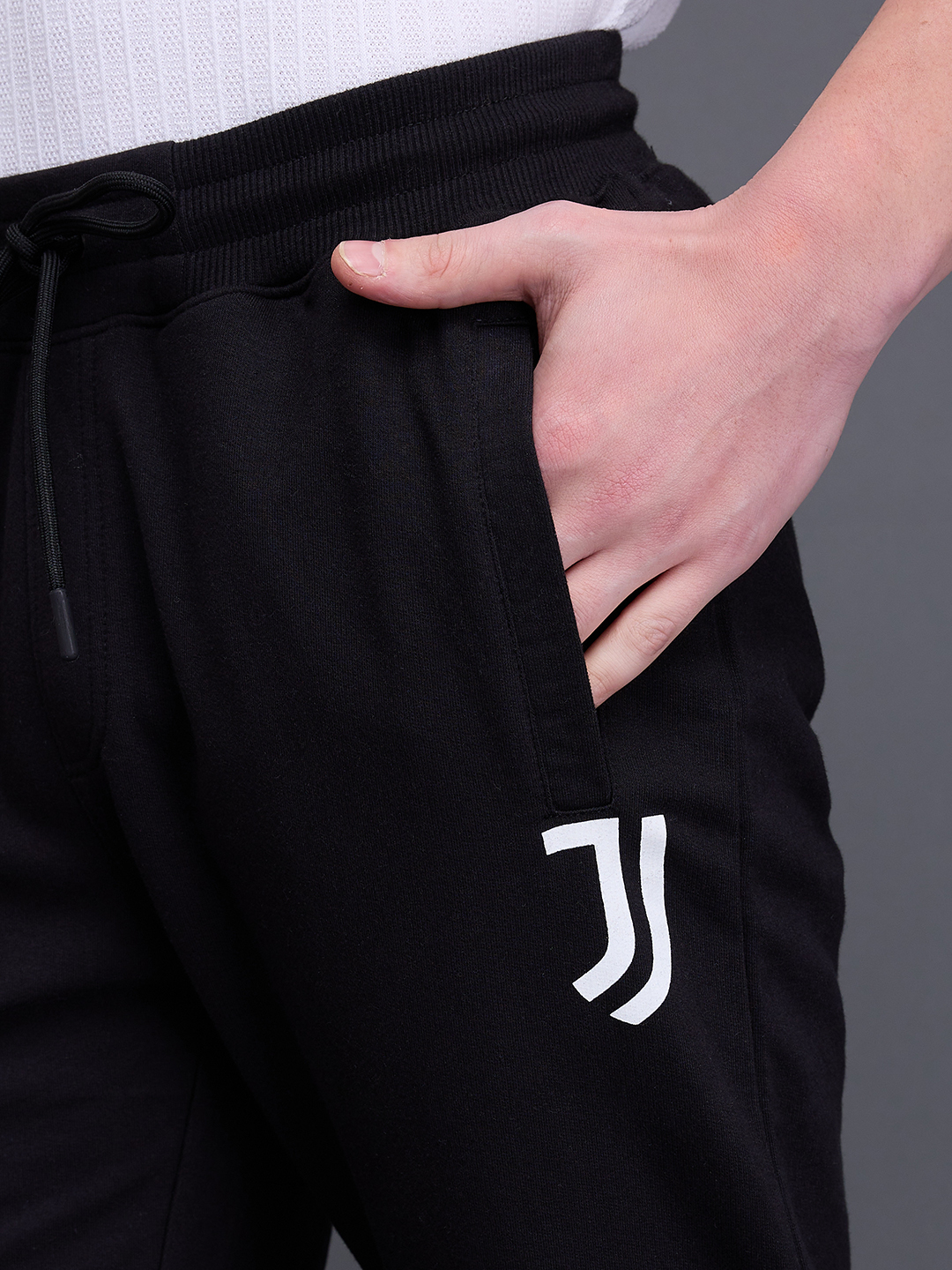 Juventus F.C. Men Black Printed Typography Mid-Rise Polycotton Joggers  (6)