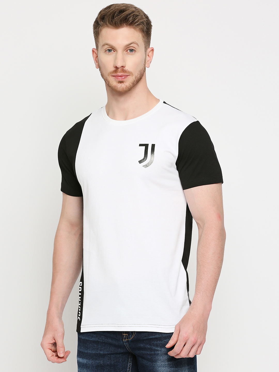 Juventus F.C. Men White and Black Colorblocked Logo Printed Round Neck Cotton T-shirt (2)