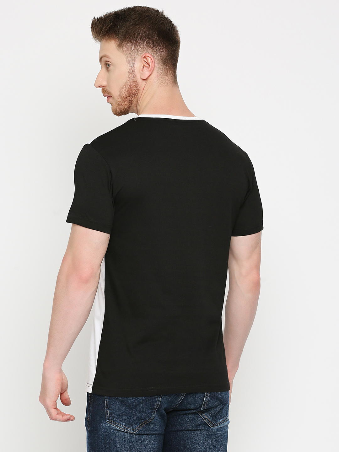 Juventus F.C. Men White and Black Colorblocked Logo Printed Round Neck Cotton T-shirt (3)