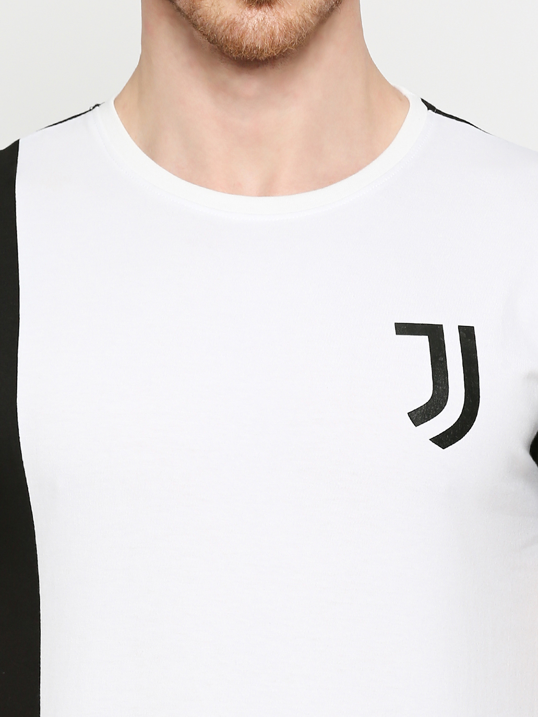 Juventus F.C. Men White and Black Colorblocked Logo Printed Round Neck Cotton T-shirt (6)