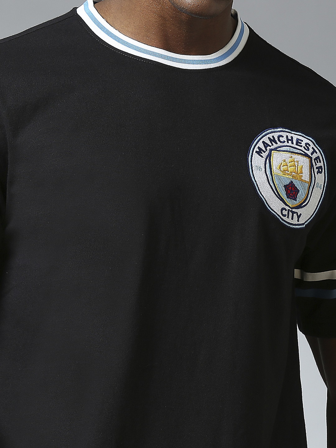 Manchester City F.C. Men Black Printed Half Sleeves Round Neck Oversized Classic Crest T-Shirt (5)
