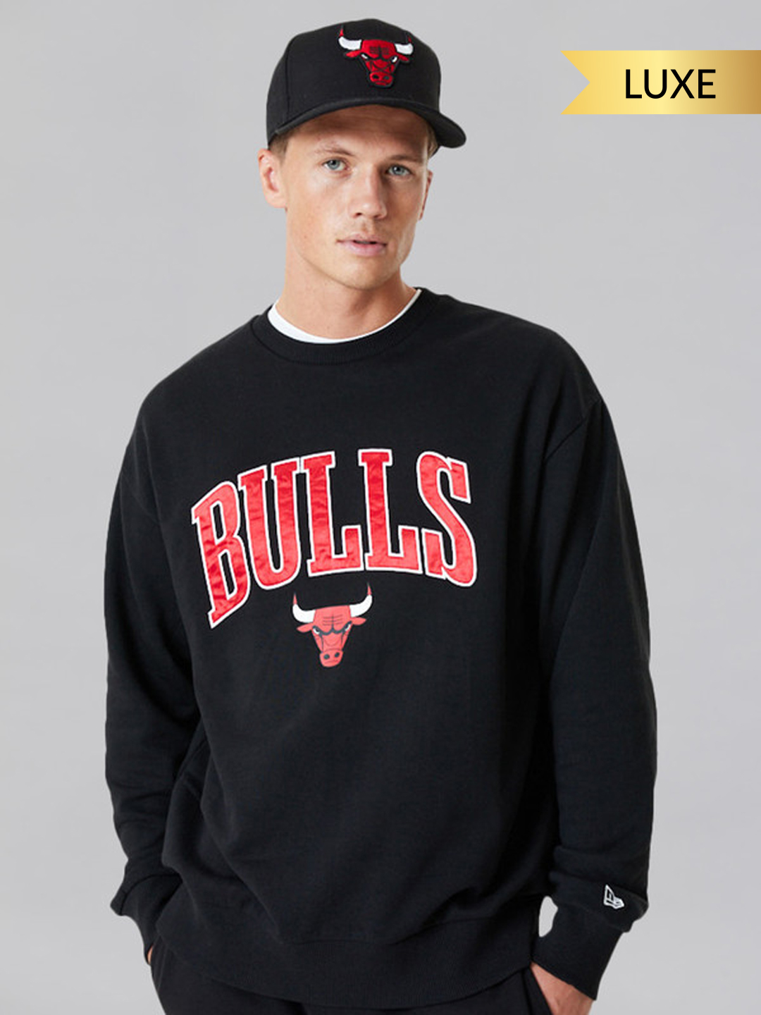 NBA - Chicago Bulls Chicago Bulls NBA Applique Black Crew Neck Sweatshirt (1)