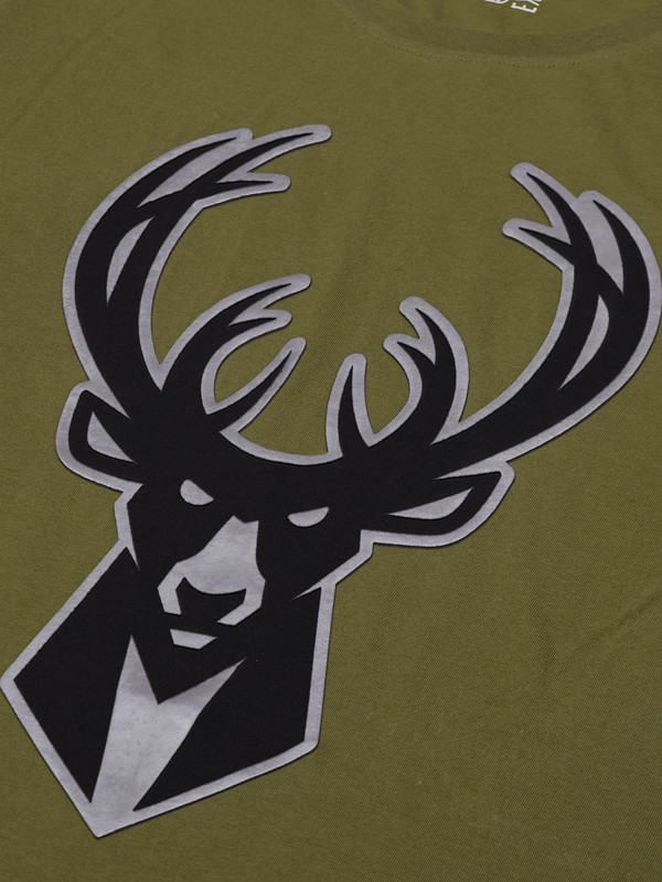 NBA - Milwaukee Bucks Men Green Printed Short Sleeves Gun Metal Classic Crest T-Shirt (3)