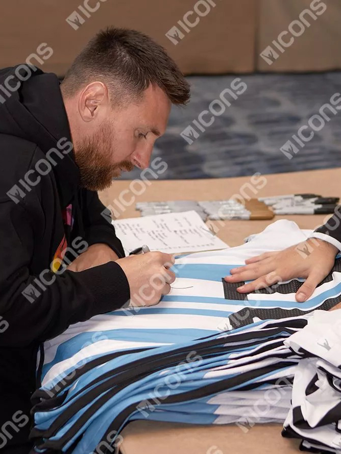 Lionel Messi Official 2022 FIFA World Cup Back Signed and Framed Argentina 2022 Home Shirt: Two Star Edition (3)
