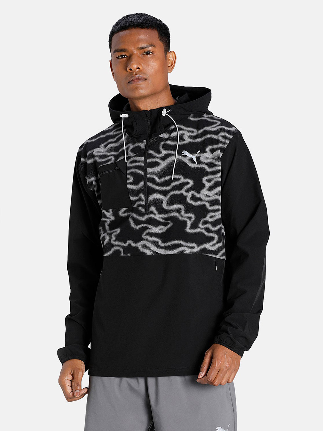 Men Black & White Printed Run Reflective Hoodies