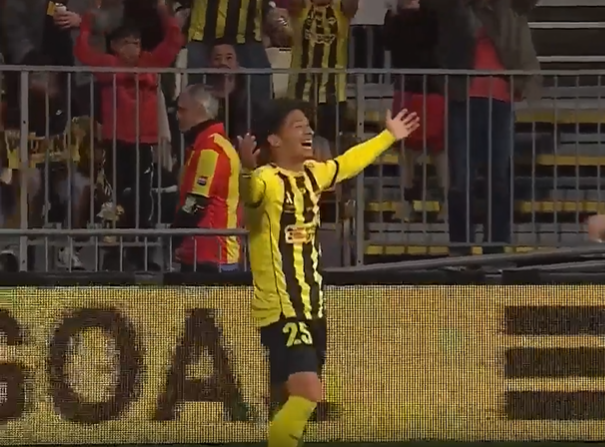 CLINICAL HEADER! Nagasawa powers Wellington ahead for a second goal 