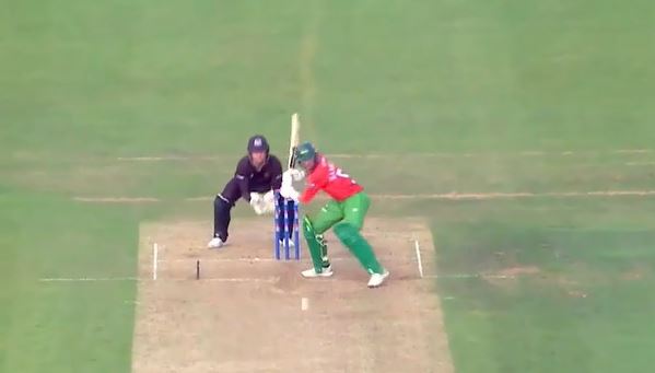 Gloucestershire vs Leicestershire: Peter Handscomb's 65* off 70