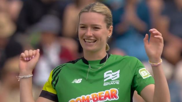 Southern Brave vs Trent Rockets: Lauren Bell's 3 for 36