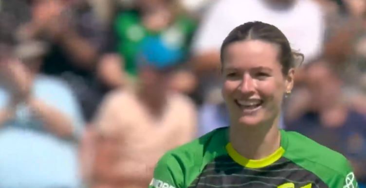 Lauren Bell's 3 for 17 | Match 7