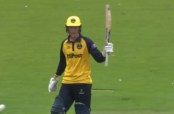 Glamorgan vs Gloucestershire: Ben Kellaway's 65* off 60