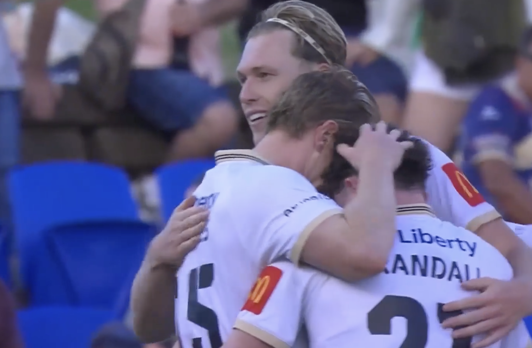 CLUTCH HEADER! Cosgrove's brace ends Newcastle Jets' unbeaten streak