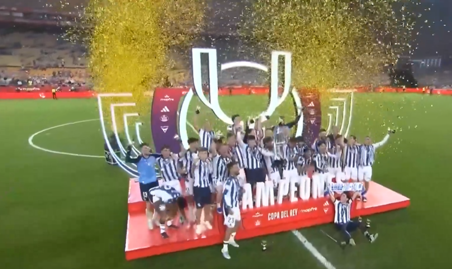TROPHY MOMENT! Sociedad seal the title 