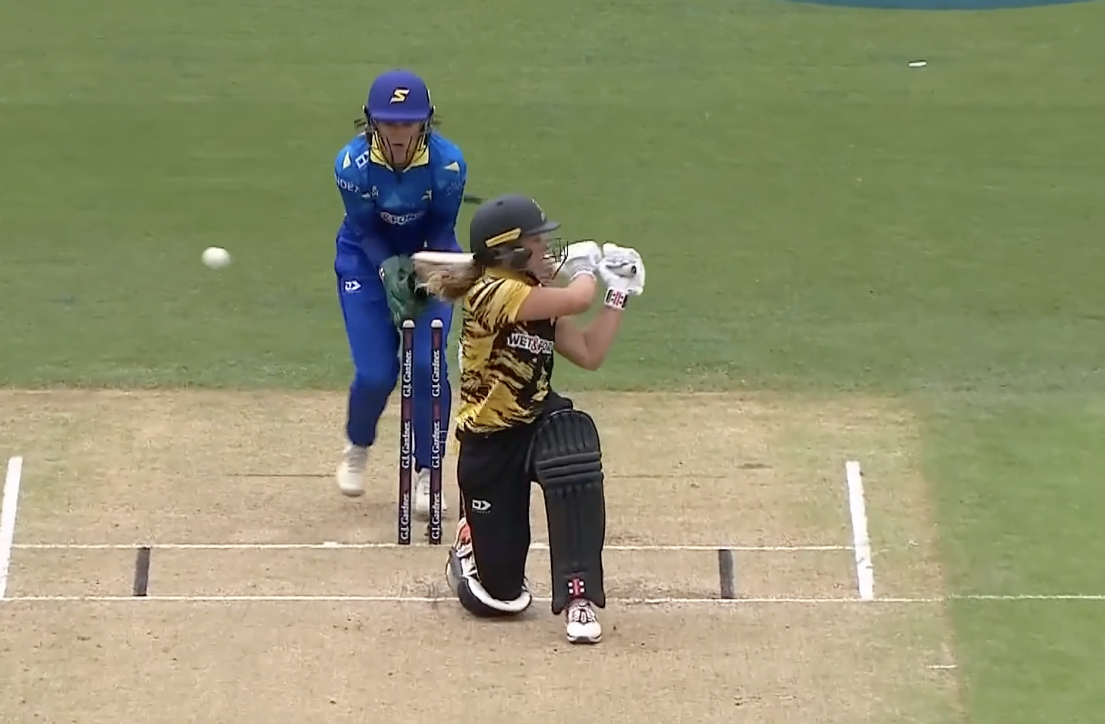 ABSOLUTE PEACH! Emma Black cleans up Jess Kerr in Dunedin