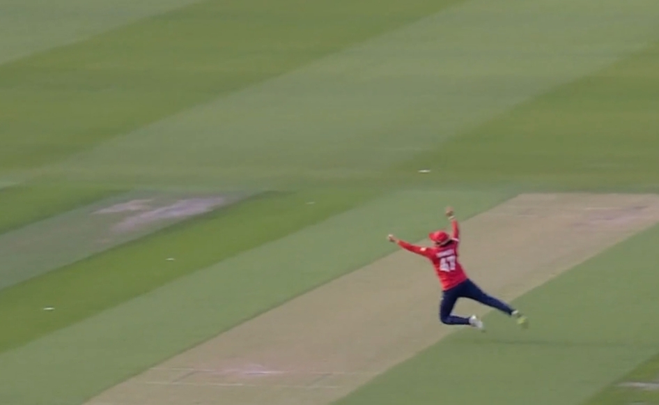 Flying Solo! Sophia Dunkley’s one-handed screamer