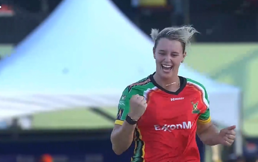 Molly Penfold's 4 for 17 | Match 4