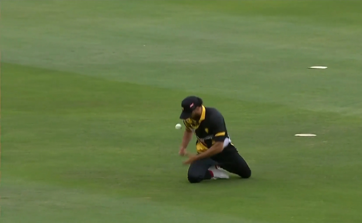 Juggle Drama! Yahya Zeb pulls off a heart-stopping catch