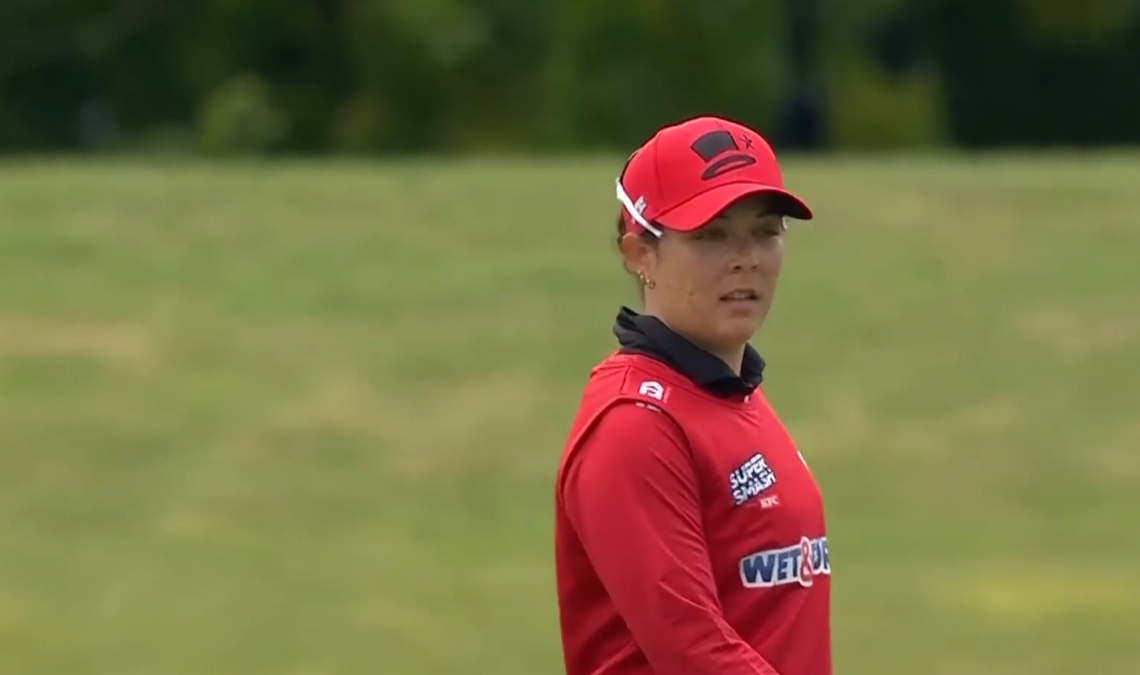 Lauren Smith's 3 for 23 | Match 29