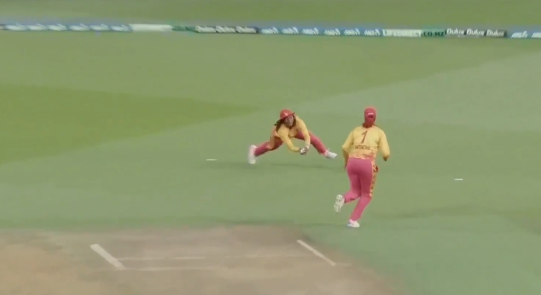 ACROBATIC! Loreen Tshuma plucks a stunner