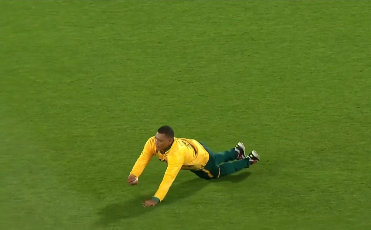 GOLLY! Ottniel Baartman's daring grab leaves Wellington in awe