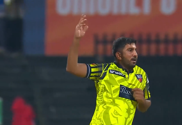 Junaid Siddique's 3 for 16 | Match 11