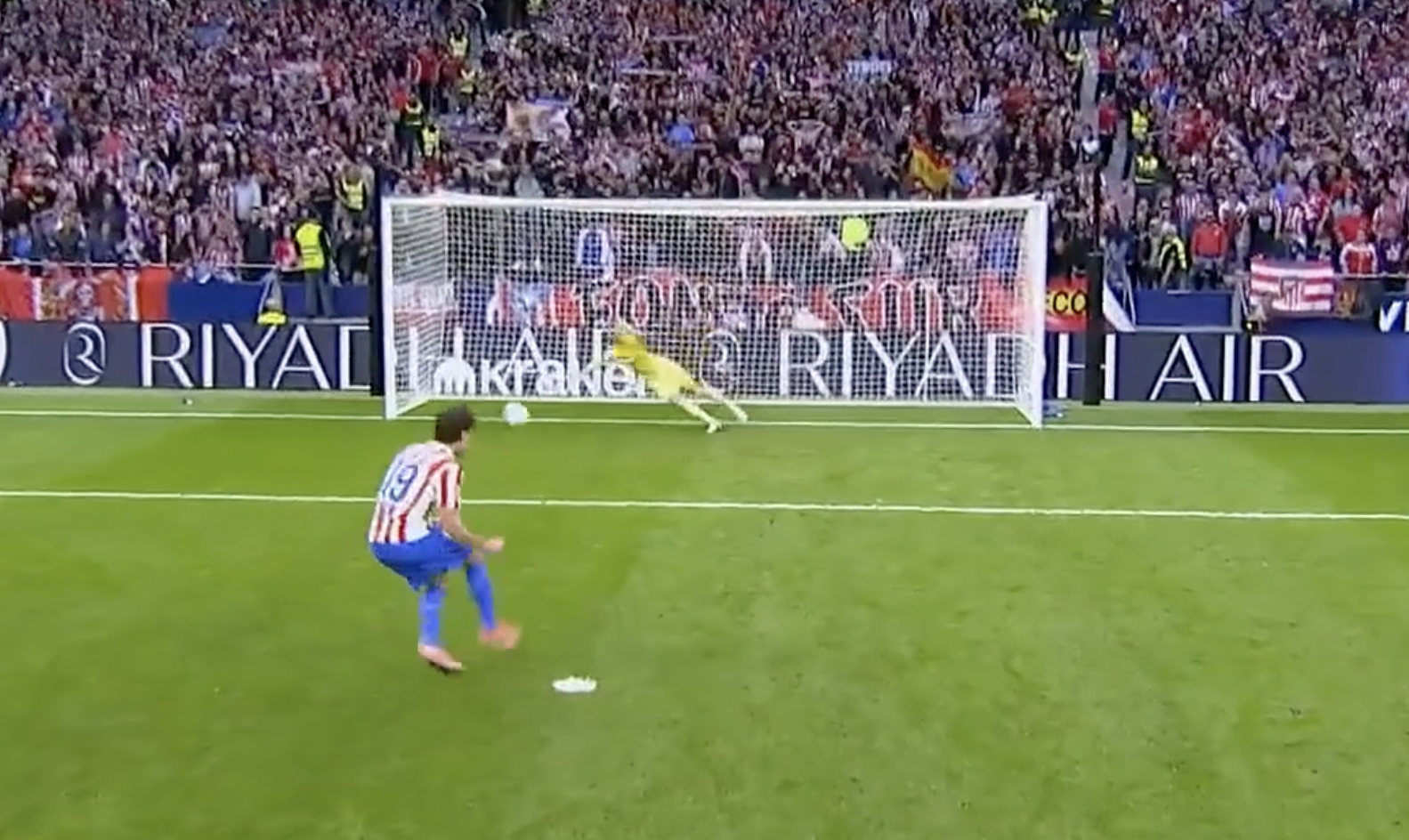 CLINICAL! Alvarez converted a huge penalty versus Sevilla