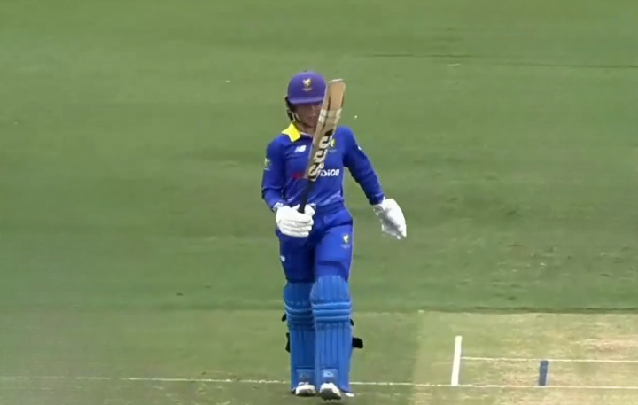 Grace Lyons's 94 off 94 | Match 12