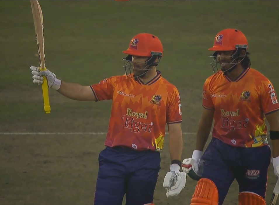 Burl’s heroics continue! Fifty up with a six, Rajshahi in sight of win!