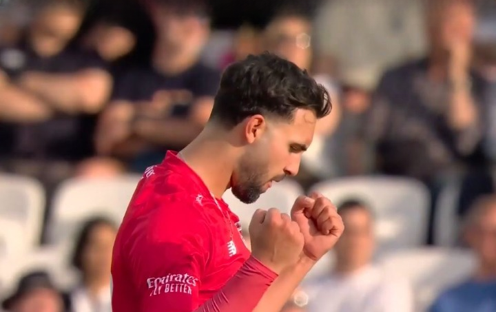 Yorkshire vs Lancashire: Saqib Mahmood's 3 for 41