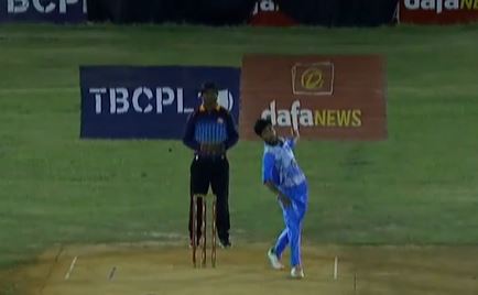Sahab Alam's 3 for 9 | Match 10
