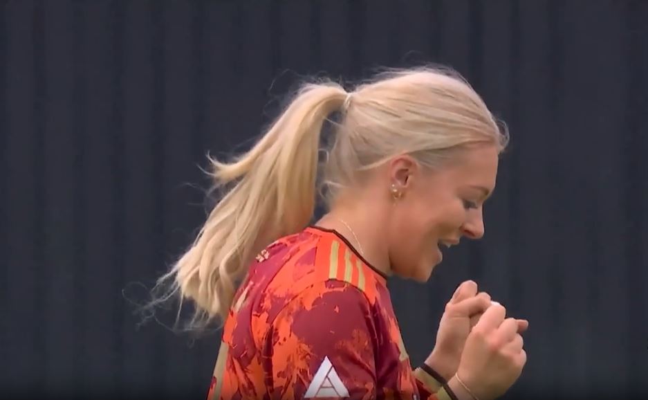 Sarah Glenn's 3 for 29 | Semi-final 
