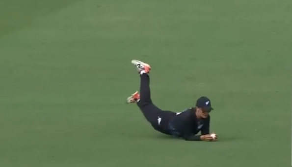 STUNNER! Suzie Bates pulls off a spectacular diving catch