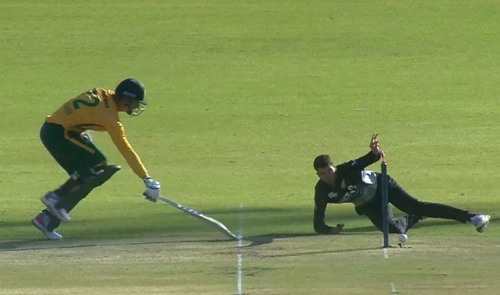 Sharp as Ever! Santner pulled off a stunning run-out