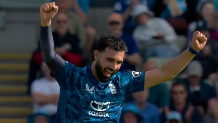 Saqib Mahmood's 3 for 32 | 1st ODI