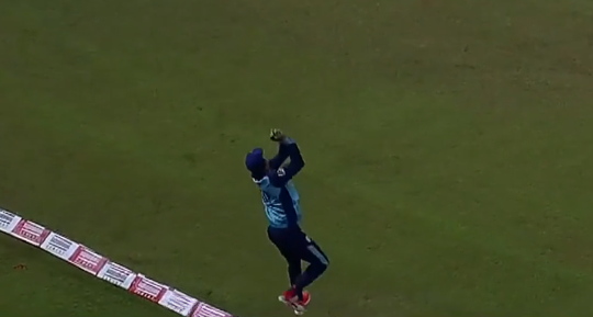 Catch of class! Soumya Sarkar juggles and claims a stunner