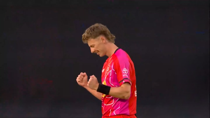 Riley Meredith's 4 for 9 | Match 12