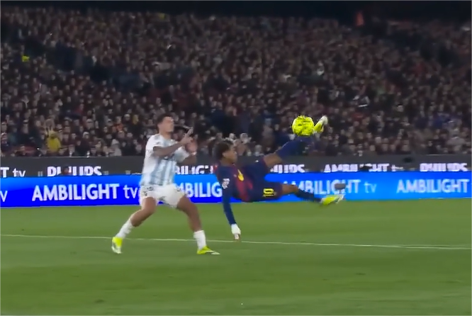 UNBELIEVABLE! Lamine Yamal pulls off a stunning scissor kick