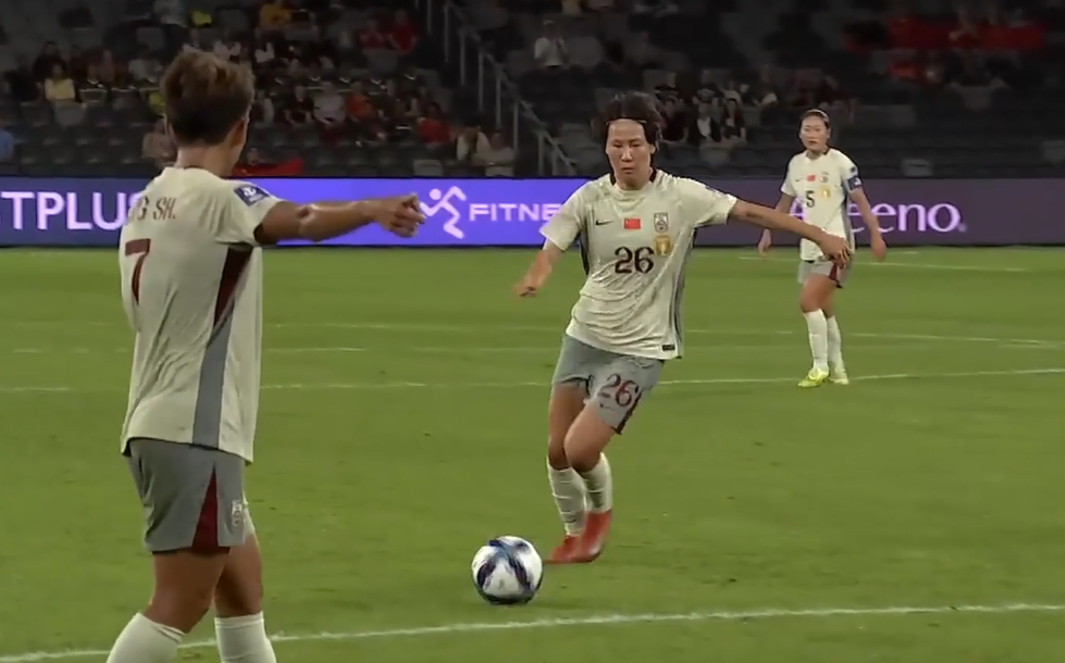 Through the legs! Rui Zhang Makes It 2–0