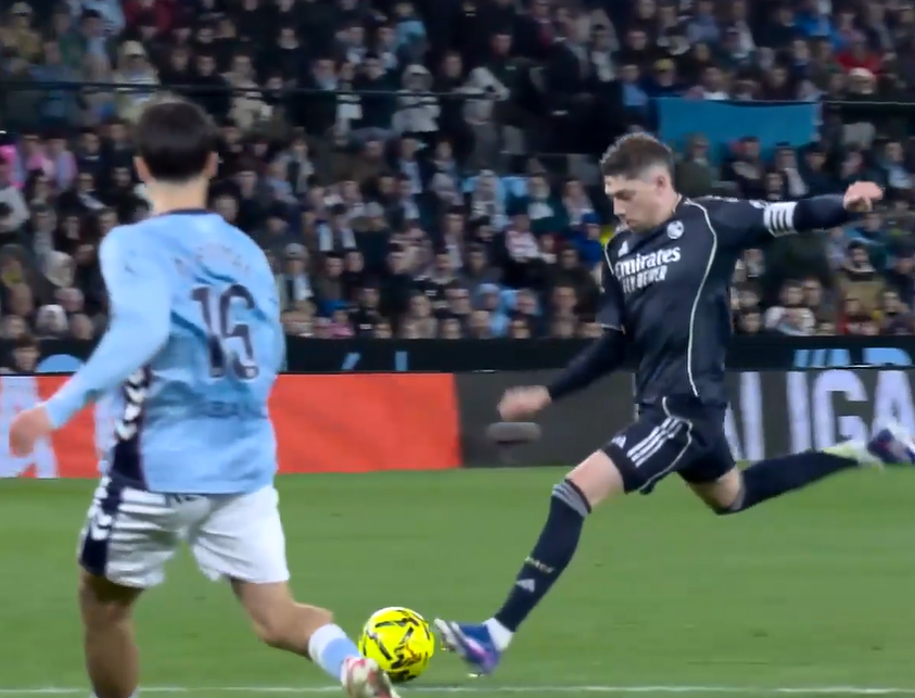 Valverde's late strike keeps Real Madrid title hopes alive