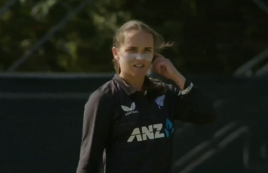 Hat-Trick Magic! Amelia Kerr bamboozles the Chevrons