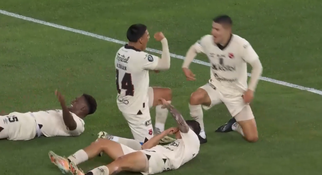 Absolute Worldie! Alejandro Bran fires Alajuelense ahead